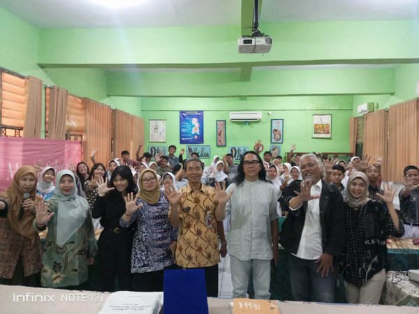 GELORAKAN LITERASI, PROGRAM SASTRA MASUK SEKOLAH (SMS) SINGGAHI SMPN 36 JAKARTA